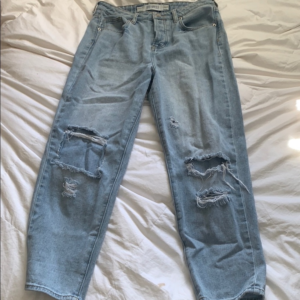 BRANDY MELVILLE RIPPED MOM JEANS